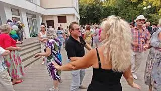 31.08.24г..."Дарите Женщинам Цветы"... исп. Василий Журавлев... в Гомельском парке...