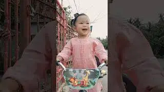 Aishwa paling senang nih di ajak main di depan sekolah😀😀