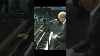 Путин играет на пианино