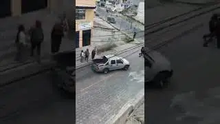 ECUADOR -  Policia dispara un carro - Los narcos le han declarado la guerra, Controla dura Guayaquil