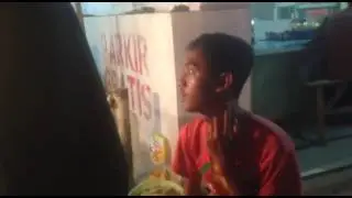 Ngerii,,,!!! Oknum penjual gorengan pake lilin