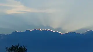 😲 Чудесный вид огромного облака, закрывающий вечернее солнышко 😍