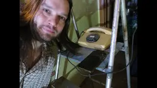 Необычный парень радуется старому телефону.