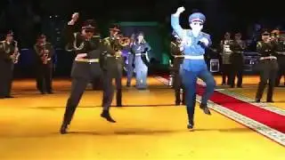 Оркестр иполняет хиты PSY и Lady Gaga.
