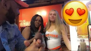 H00ters Girl makes eye contact with me! 😍