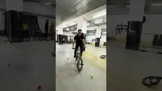 Папа даст Паше 5 тыщ, если он проедет змейку на bmx с закрытыми глазами 
