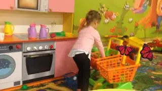Веселая игра в детском центре / Женя играет на детской кухне, катается на велосипеде и мотоцикле