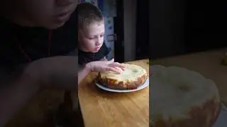 Самый строгий ресторанный критик,гроза всех мам и поваров😂. Торт из манки😂👍