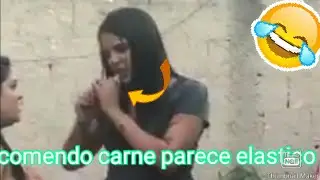 garota comendo carne, parece um elastico