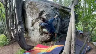 Blood Donor Right (V3) - Tall Beta: Lake Tahoe Bouldering [Pfiff]
