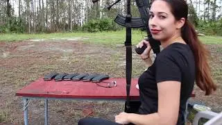 Francotiradora Cortando un Poste con un AK-47