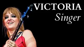 Victoria De Angelis | Singer moments