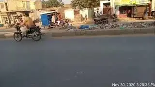 بھاولنگر کی تحصیل چشتیاں شہر کے مین روڈ کے فٹ پاتھ پر  پڑے گندگی کے ڈھیر انتظامیاں کو منہ چڑھانے  لگ