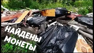 FOUND COINS. RUMMING THROUGH THE JUNK LOOKING FOR METAL. SEARCHING FOR SCRAP METAL WITHOUT A META...