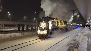 эффектный проход поезда деда Мороза под П36-0120 в хвосте П36-0027