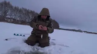 Зимняя рыбалка на Оке на дурилку, подтяг в Рождество. Закон одной лунки.