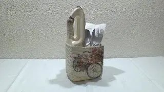 Portacubiertos hecho con botella de plástico