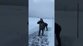Тренировка пробивание проруби чисто что бы вода пошла толщина льда 80 примерно время 1мин 40 сек