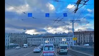 ДТП на съезде с Тучкова моста. Кто виноват? Перед перекрестком висят знаки 5.15