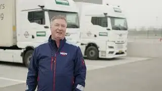 Dit is onze chauffeur John! En John brengt met zijn collega's groenten en fruit in beweging!