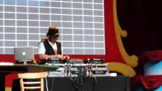 DJ Candy Boy tocando a aka-pella