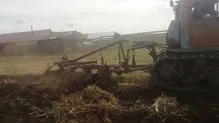 Дт 75 с четырехкорпусным навесным плугом