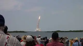 Shuttle launch 20090511 - tourist view.