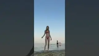 девушка красиво позирует