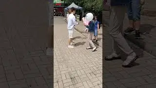 Волонтёры штаба «#МЫВМЕСТЕ» ДонНТУ провели акцию ко Дню защиты детей. Видео 1