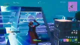 Jugando con un bby a Fortnite