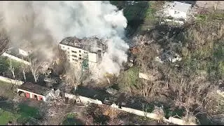Танк орков расстреливает в притык жилой дом в Мариуполе. В доме прятались 16  мирных