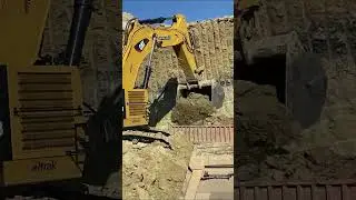 Massive Caterpillar Excavator In Action !!!