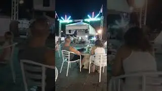 Тайский певец поет Батарейку