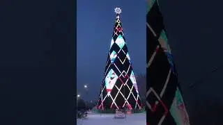 Главную елку Красноярска украсили блинами и самоварами