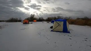 ЗИМНЯЯ РЫБАЛКА НА ОЗЕРЕ! БЕШЕНЫЙ КЛЁВ КАРАСЯ, ВОБЛЫ И САЗАНА. С НОЧЁВКОЙ!