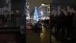 Уличный музыкант. Москва. Нажмите два раза на экран.