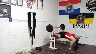 Жим штанги 100кг - 20 раз (Свой вес 97-98 кг, возраст 47,8 лет, рост 175 см.)