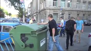 Правый Сектор люстрирует. В Одессе чиновника в мусорный бак.
