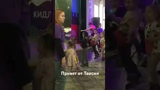 Посещение фольклорных занятий даёт о себе знать. Веселиться научилась:)
