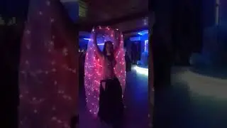 Танец живота с светодиодными крыльями.
