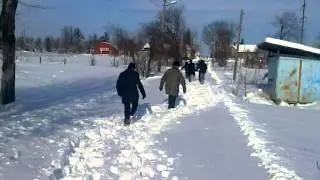 У Чернівцях несуть труну на цвинтар на руках, неможливо проїхати