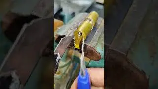 Показываю как можно достать сломанный ключ с помощью двух канцелярских ножей) 