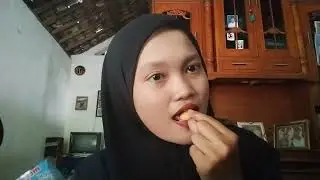 Sena widi lagi makan snack hello panda nihh gaess
