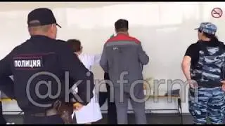 На площади сургутского аэровокзала неизвестный ранил мужчину ножом.