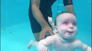 нырялки под водой (4 месяца)