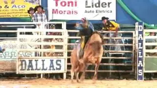 Cia de Rodeio Dallas - Esdras Sabino VS Touro Terremoto - com Marco Brasil