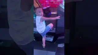 Le Minh Quan Đi Chơi Game