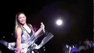 I Gotta Feeling @ Floripa - 11.01.10  (FERGIE AUTOGRAFANDO E BEIJANDO MEU CARTAZ)