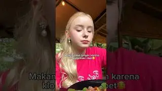 Makan pake tangan karna kalo pake kaki ribet😂