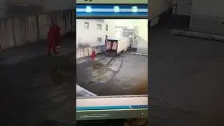 شاهد ماذا حدث في سيارة نقل اللحوم سبحان الله!!